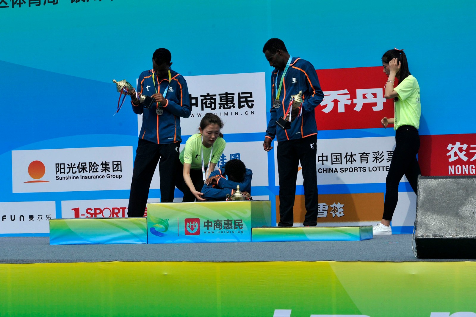 爱游戏网页版-绿衫军登上胜利颁奖台，赢得世界瞩目(在nba中,“绿衫军”形容的是哪支球队?)