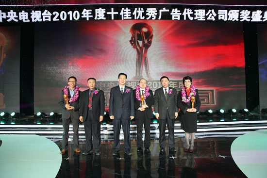 绿衫军登上胜利颁奖台，赢得世界瞩目(在nba中,“绿衫军”形容的是哪支球队?)