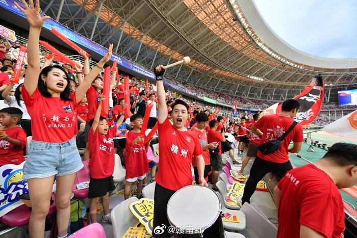 主队球迷热情高涨,为球队助威不断 主队球迷热情高涨,为球队助威不断