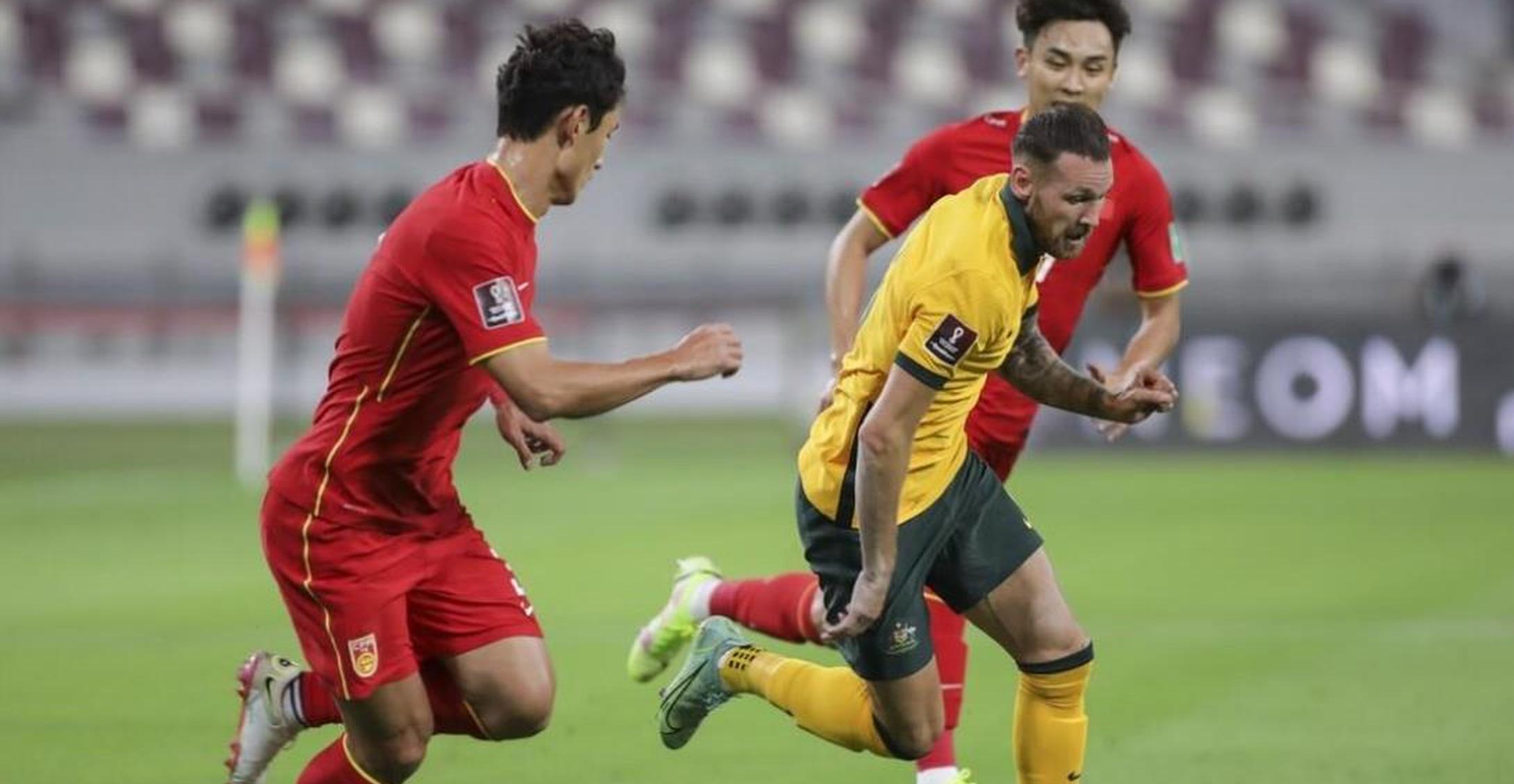 国际足坛上一场紧张比赛引发球迷热议,意外发生 国际足坛上一场紧张比赛引发球迷热议,意外发生