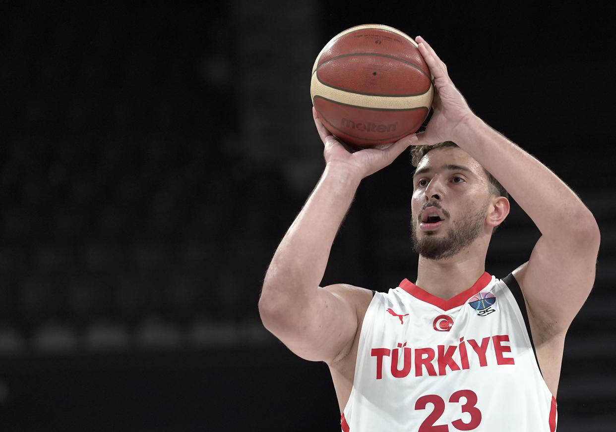 重要比赛中球队表现抢眼