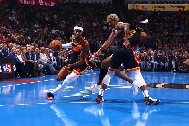 雷霆客场大胜马刺，保持不败纪录