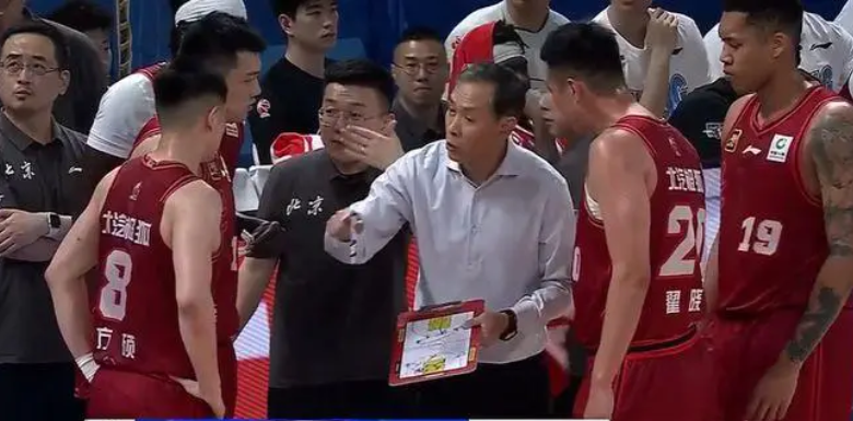 爱游戏登录-劲敌对决，场上球员力拼荣誉胜利的简单介绍