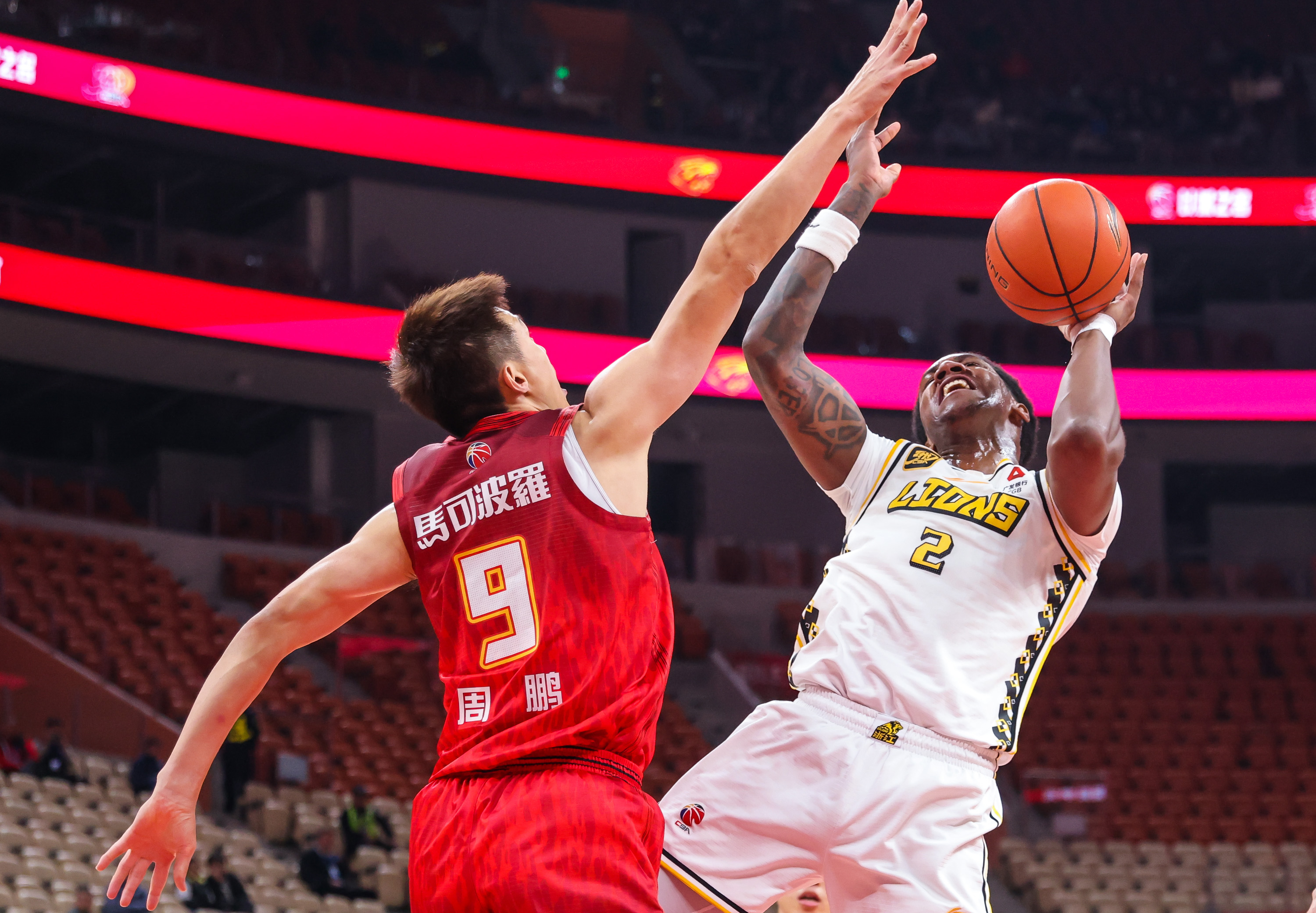 劲敌对决,场上球员力拼荣誉胜利的简单介绍 劲敌对决,场上球员力拼荣誉胜利的简单介绍