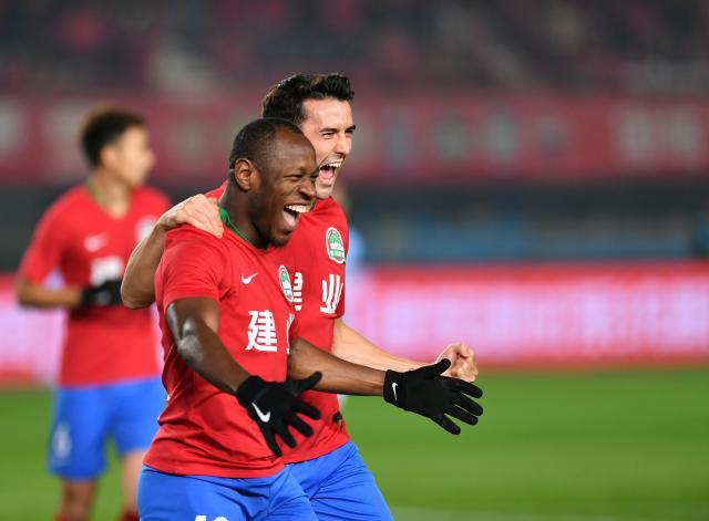 河南建业队踢出精彩比赛，赢得观众掌声