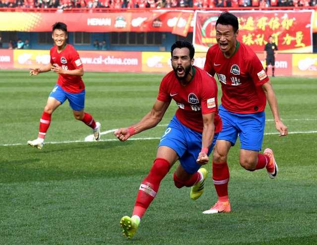 河南建业队踢出精彩比赛,赢得观众掌声 河南建业队踢出精彩比赛,赢得观众掌声