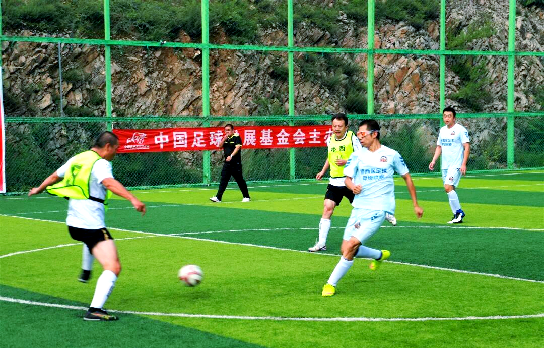 精彩对决连连，足球赛事展现激烈对抗的简单介绍