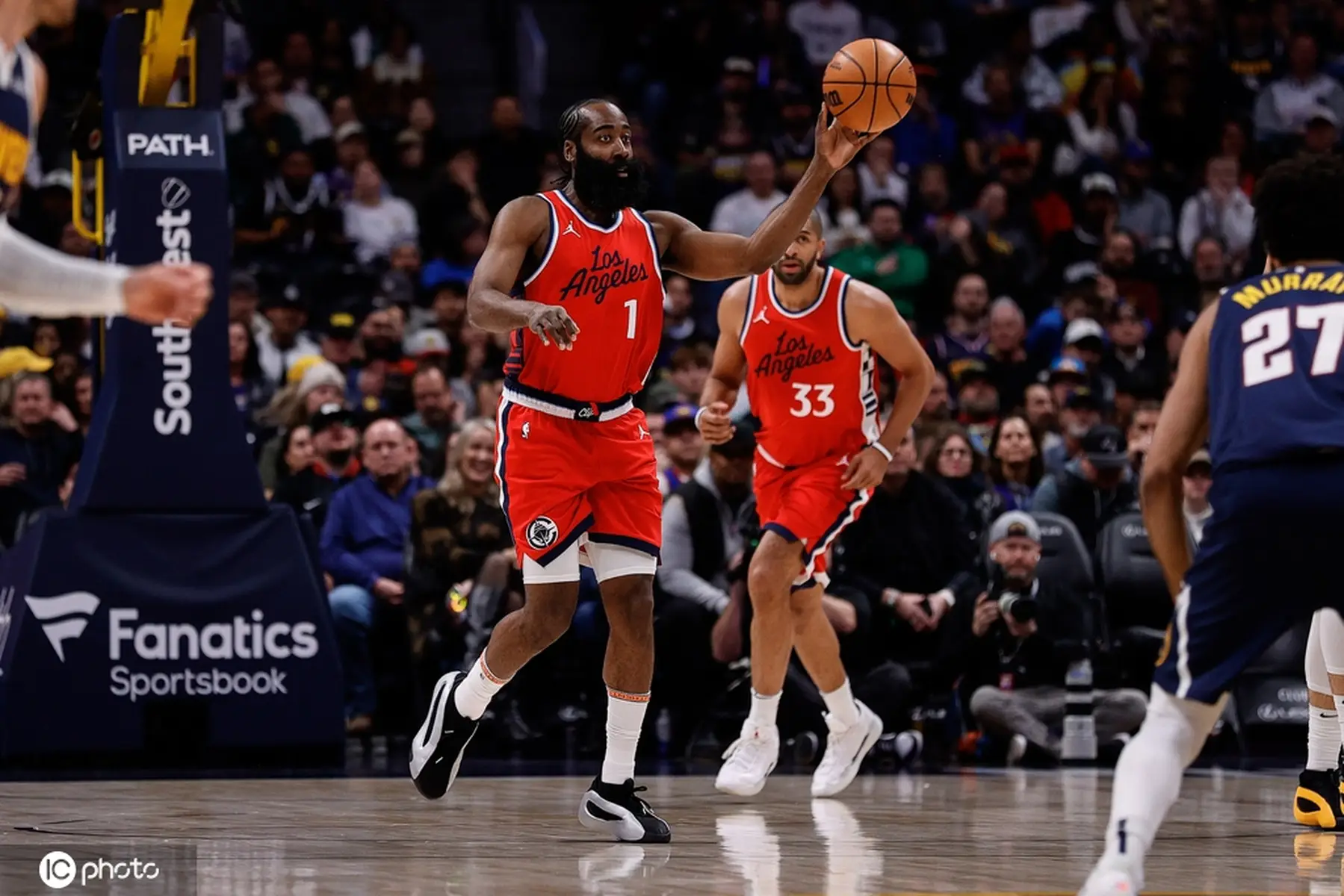 爱游戏-火箭客场大胜掘金，哈登砍下50分创纪录的简单介绍