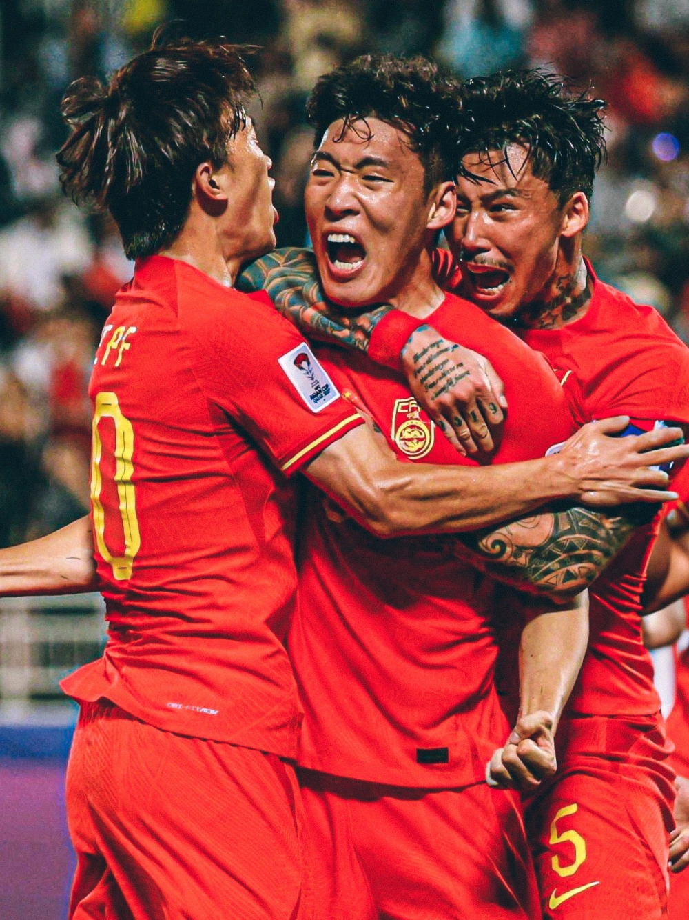 中国足球比赛进入白热化状态,球员斗志昂扬的简单介绍 中国足球比赛进入白热化状态,球员斗志昂扬的简单介绍