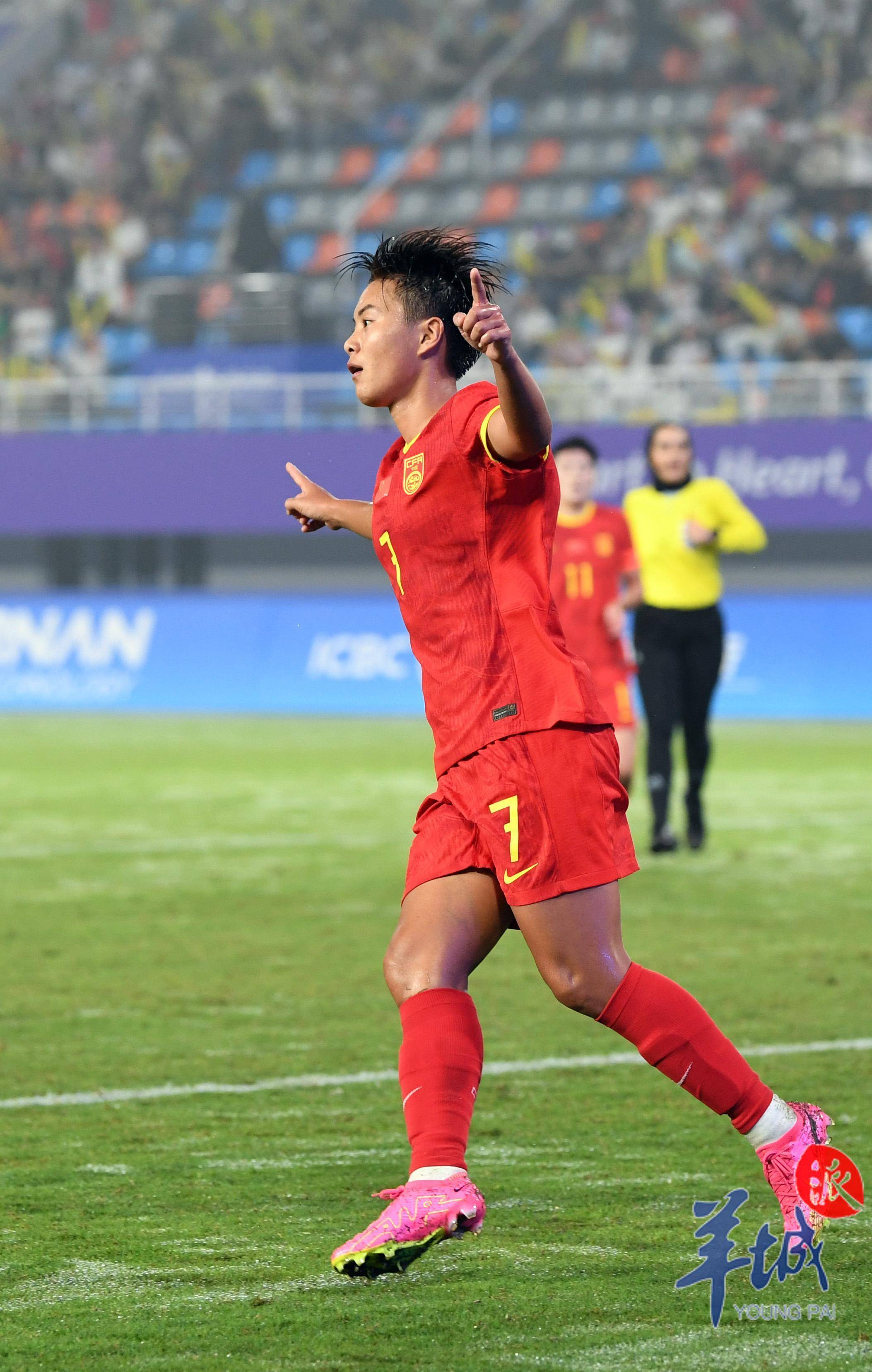 亚洲女足比赛中，中国选手表现出色