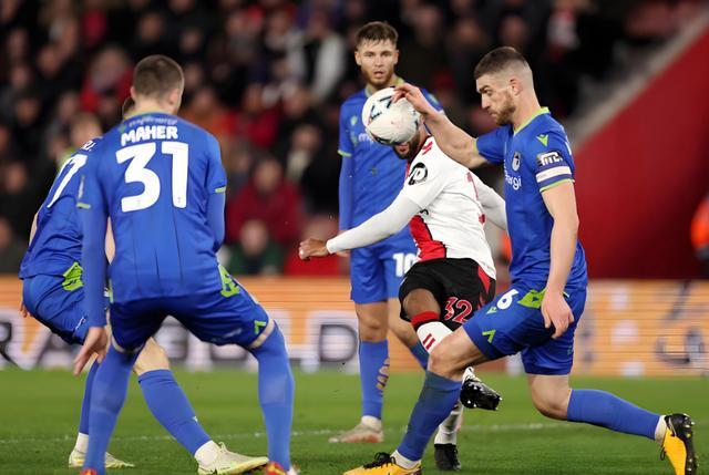 爱游戏-沙尔克后卫状态神勇，助球队完胜的简单介绍