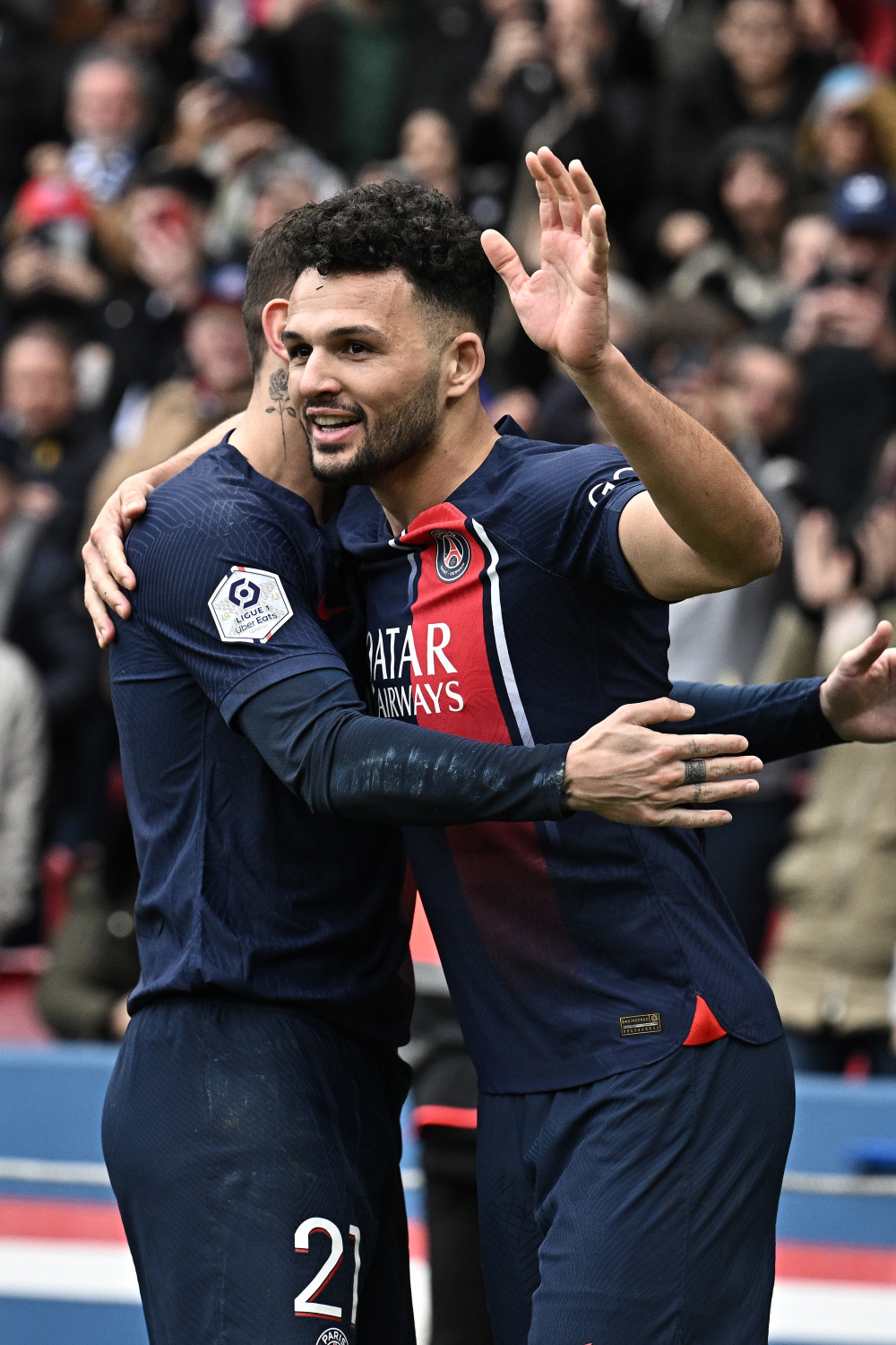 巴黎圣日耳曼球员拼尽全力，冲刺进球