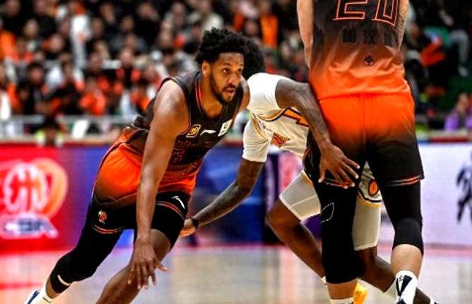 山东男篮迎战强敌，继续征战