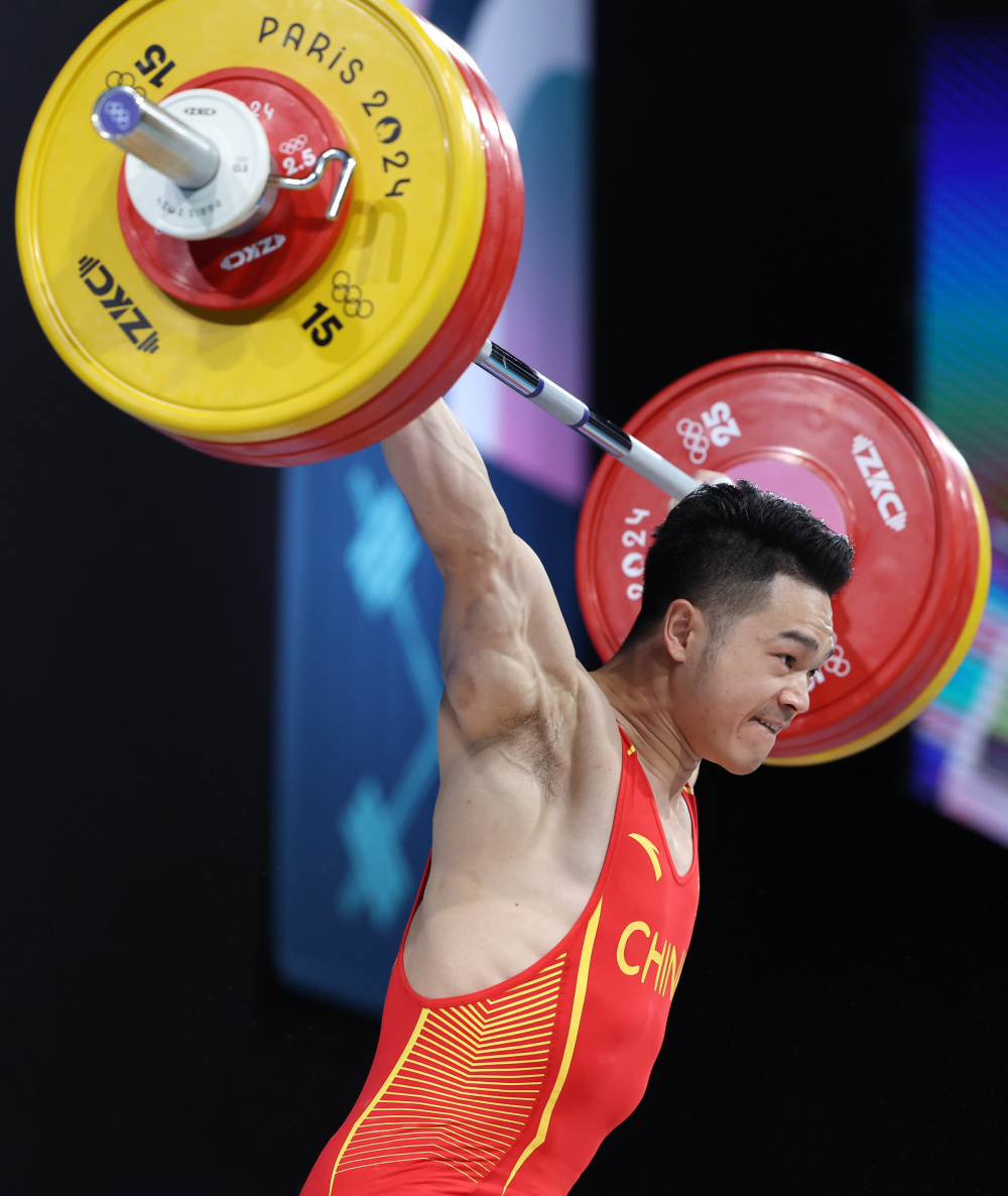 包含举重比赛激烈对决运动员斗志昂扬冲击胜利的词条