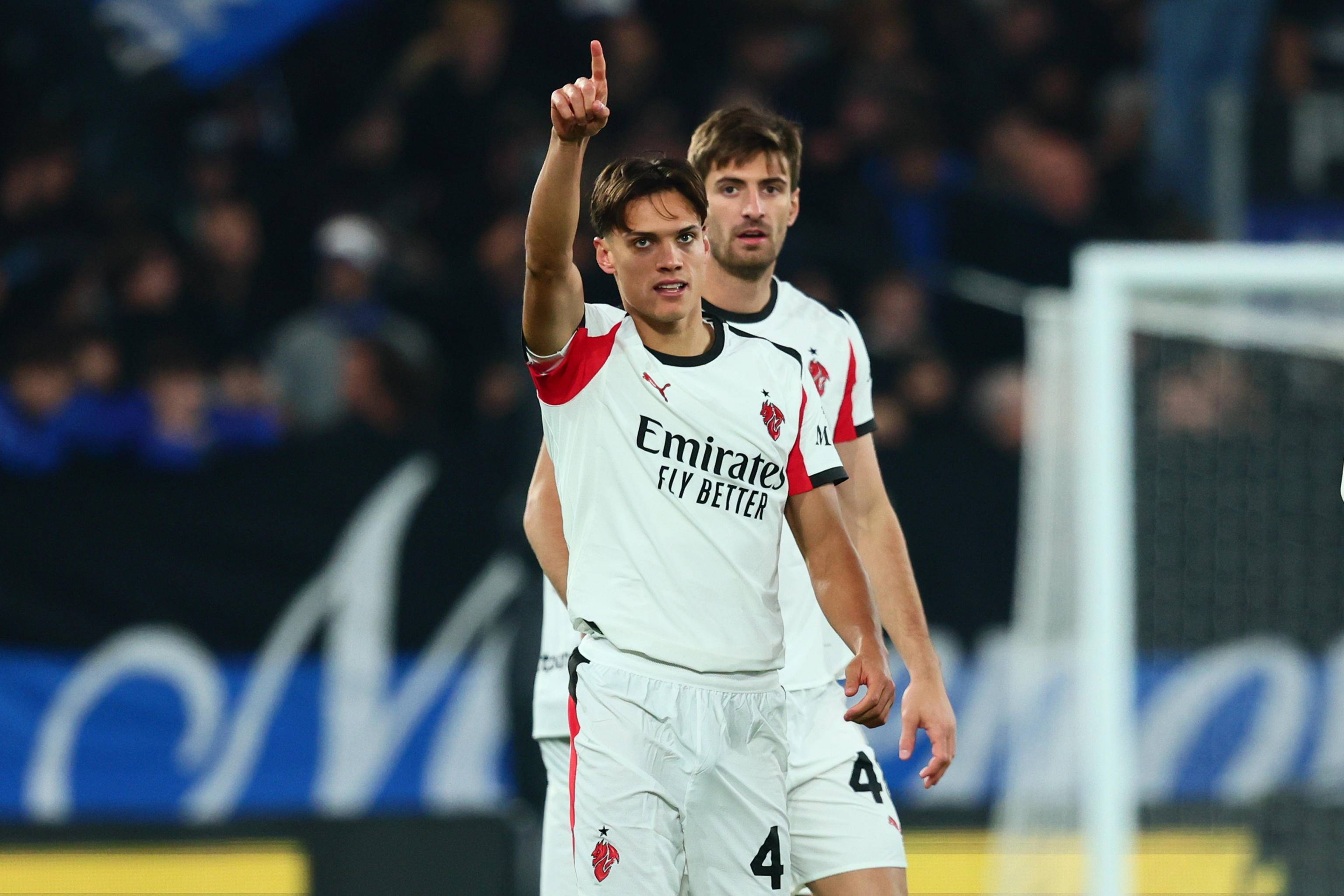 爱游戏登录入口-AC米兰中场迭戈收到意甲最佳球员奖的简单介绍