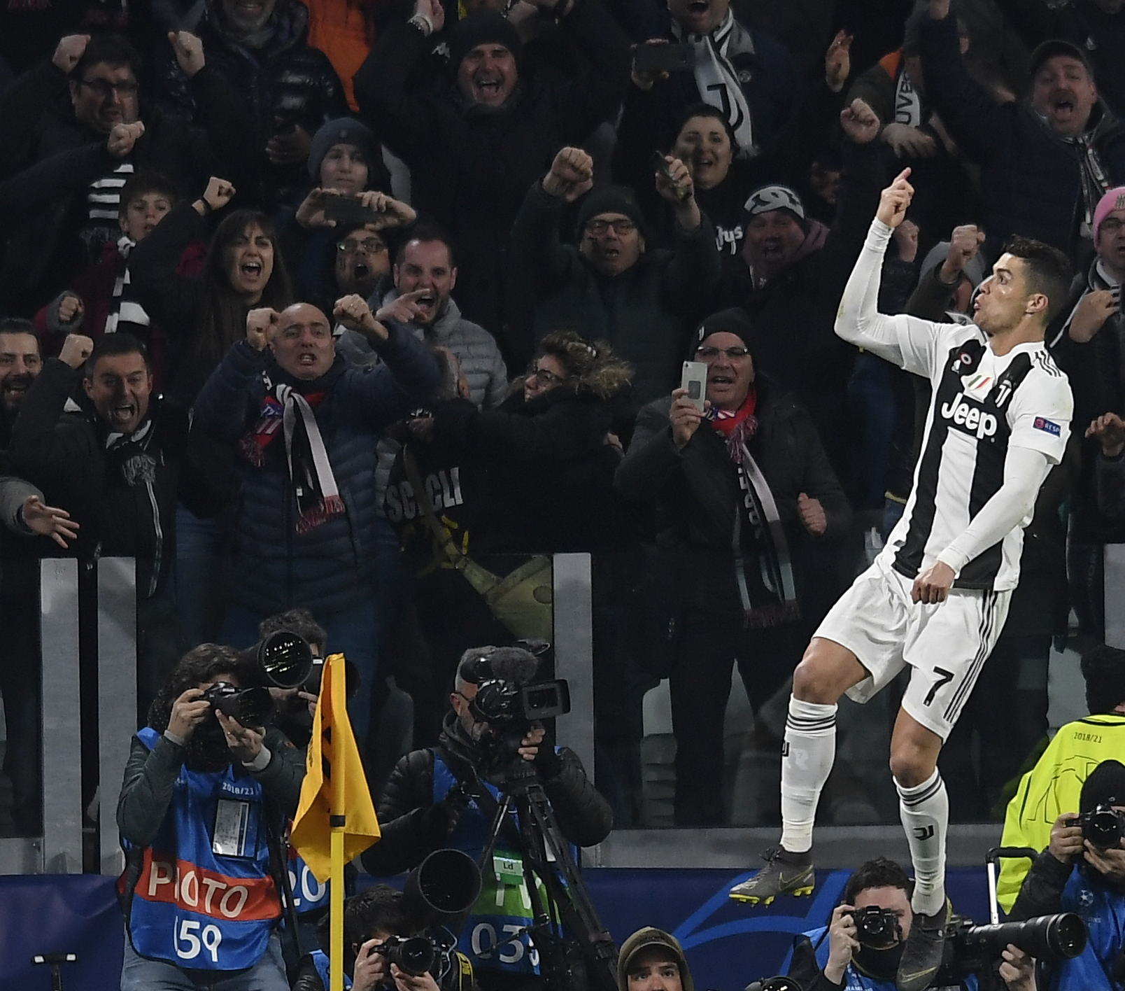 包含尤文图斯神奇逆袭，竞技团队入场强的词条